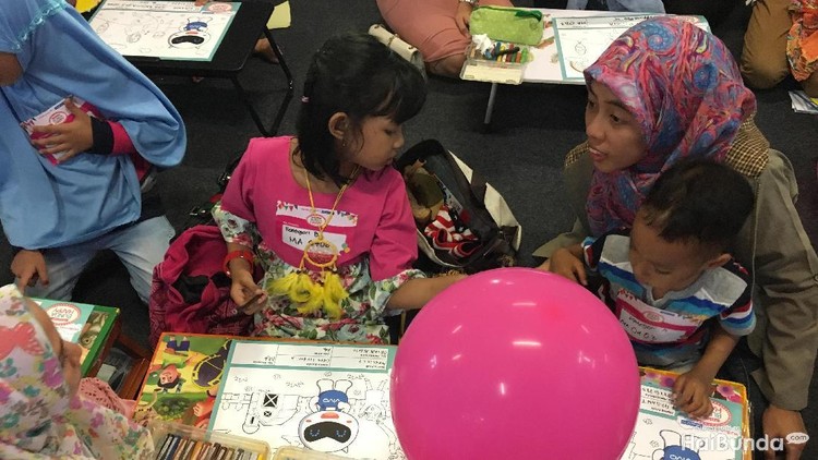 Keseruan Bunda dan si Kecil Mewarnai Bareng di Festival Bunda Happy Bunda mewarnai bareng si kecil nih. Wah, seru banget! Apalagi ada hadiahnya jutaan rupiah.