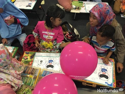 Keseruan Bunda dan si Kecil Mewarnai Bareng di Festival Bunda Happy