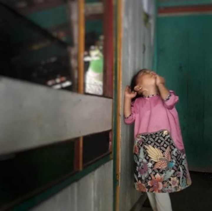 <p>Anak-anak juga perlu kita ajari cinta kekayaan budaya negeri sendiri. Salah satunya mengenalkannya pada batik.</p>