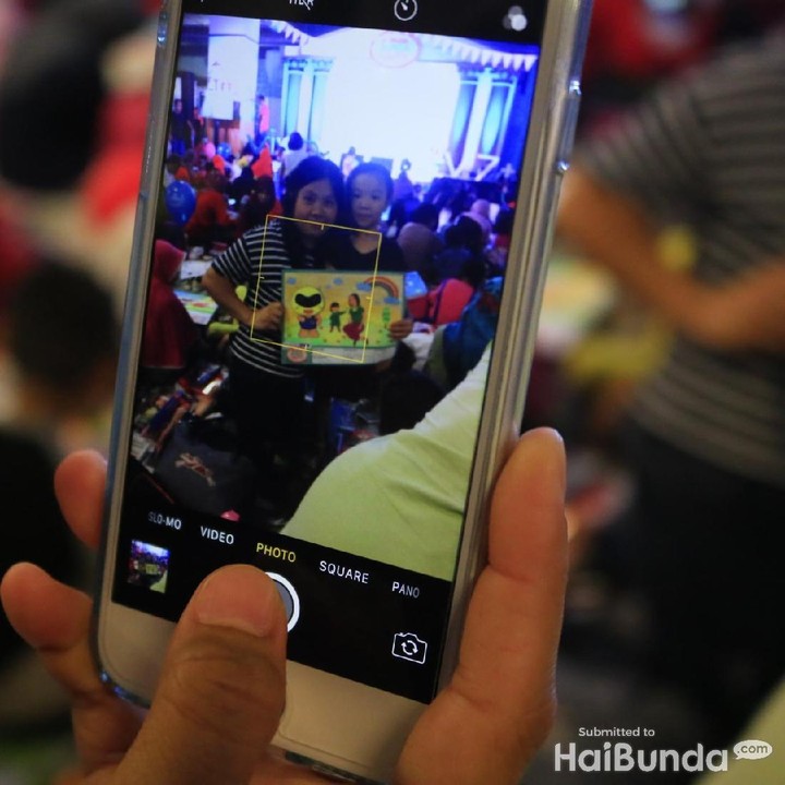 <p>'Foto dulu sama hasil karya kita!'</p>