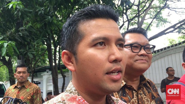 PDIP mengusung Gus Ipul-Azwar Anas di Pilgub Jatim, sementara Emil Dardak yang disebut kader PDIP justru jadi pendamping Khofifah Indar Parawansa.