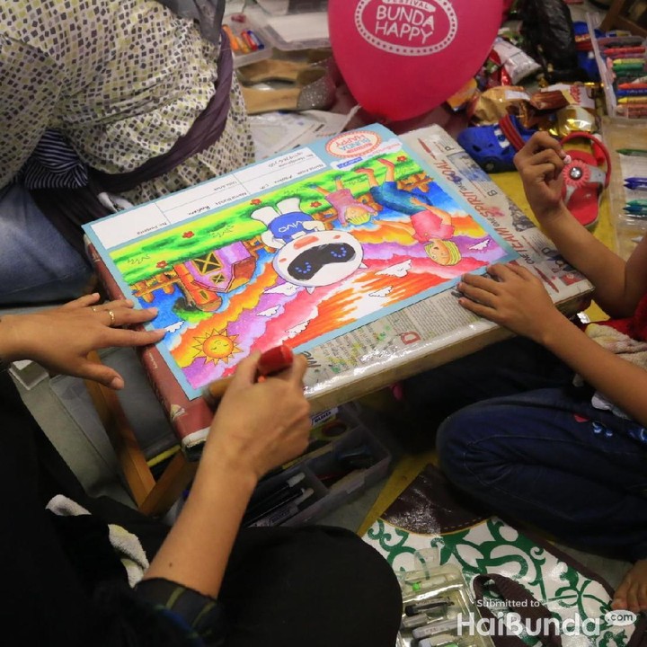 <p>Kompak banget nih bunda sama si kecil mempadu-padankan warna.</p>
