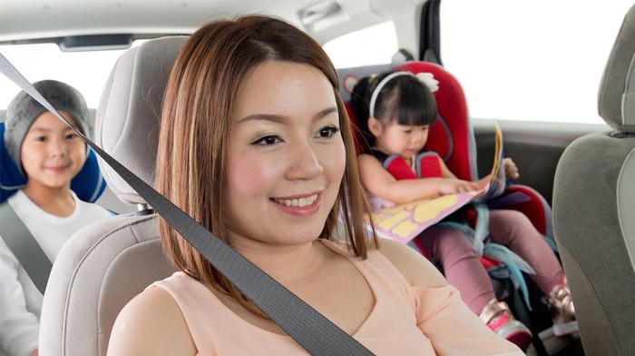 Selain Hindari Risiko Terlempar Keluar, Ini Alasan Kenapa Kamu Wajib Pakai Seat Belt Meski Duduk di Kursi Belakang!