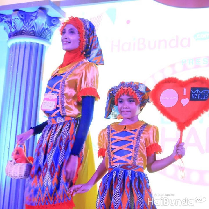 <p>Pakai baju ala-ala negara mana ya bunda dan si kecil yang satu ini?</p>