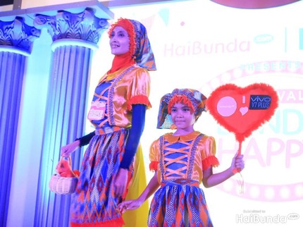 Kompak! Saat Bunda dan si Kecil Jadi Model di Lomba Fashion Show