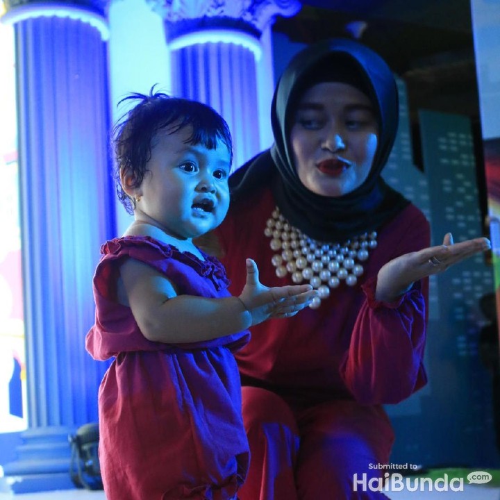 <p>Duh, imut banget sih si kecil yang satu ini waktu berlaga di atas panggung.</p>