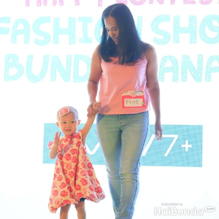 <p>Pakai baju casual, bunda dan si kecil tetap kece ya.</p>