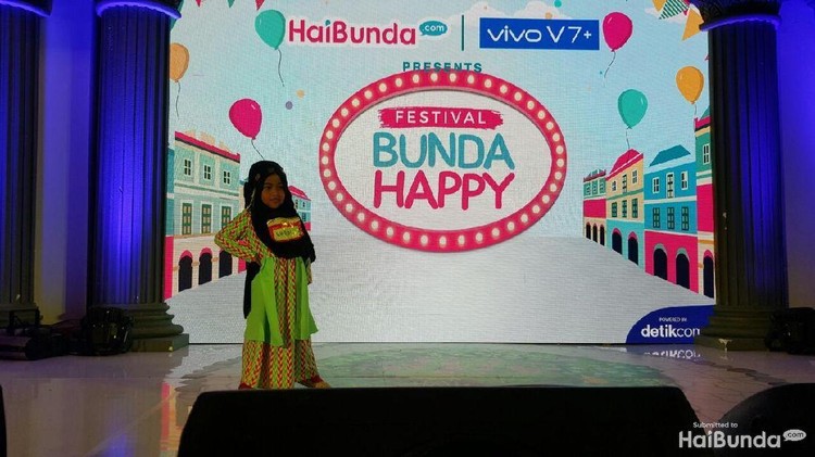 Gadis-gadis cilik ini ikut kontes Hijab Hunt Kids di Festival Bunda Happy. Cantik-cantik banget.