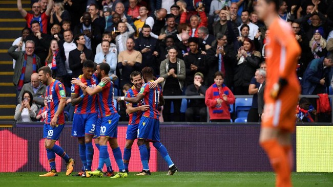 Kemenangan Crystal Palace atas Chelsea 2-1 disambut euforia para pemain dan fan. Sang manajer, Roy Hodgson, bahkan mempersilakan skuatnya mabuk usai menang.