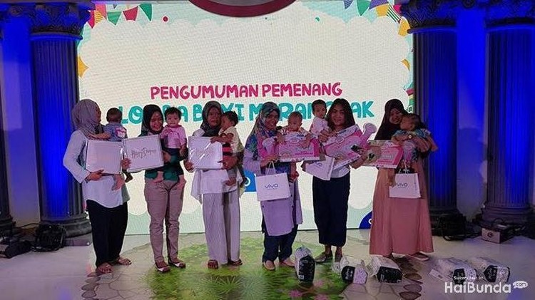 Bayi-bayi ini merangkaknya cepat banget lho.