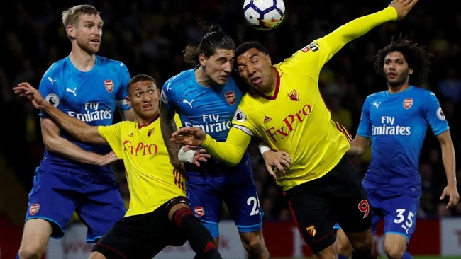 Sempat unggul lebih dulu di babak pertama lewat gol Per Mertesacker, namun Arsenal justru menyerah 1-2 dari tuan rumah Watford City, Sabtu (14/10).
