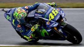 Sempat Terjatuh di Pemanasan, Rossi Terhindar dari Cedera
