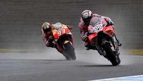 Marquez Bikin Dovizioso Deg-degan di Tikungan Terakhir