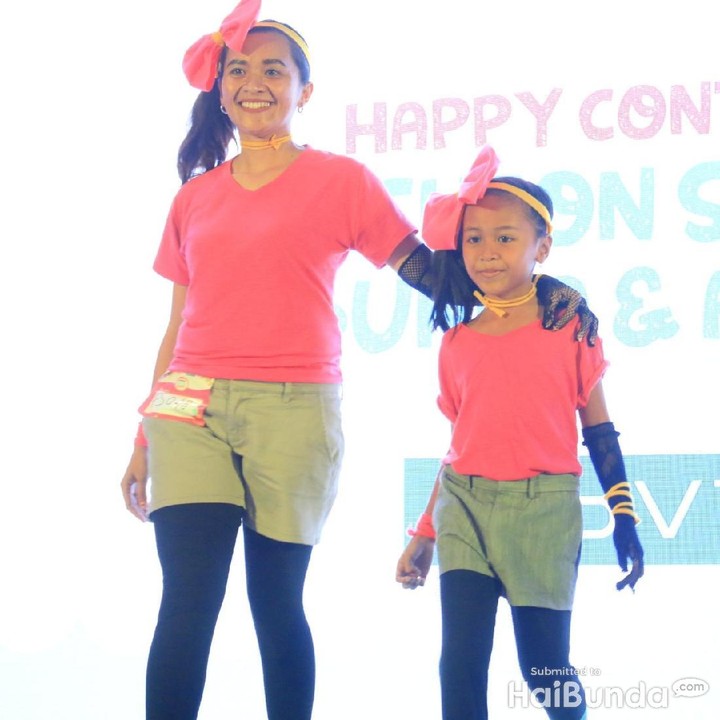<p>Pakai pita dan kostum samaan, pasangan bunda dan anaknya ini kayak anak kembar. Setuju, Bun?</p>