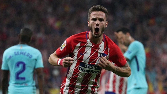 Tembakan keras Saul Niguez dari luar kotak penalti sukses membawa Atletico Madrid unggul 1-0 atas Barcelona di babak pertama.