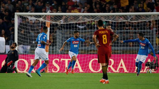 SSC Napoli sukses menekuk tim tuan rumah AS Roma 1-0 pada Derby del Sole di Stadion Olimpico. Kemenangan itu membuat Napoli kokoh di puncak klasemen.