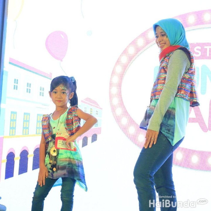 <p>Pakai sedikit sentuhan face painting, keren juga nih penampilan si kecil yang satu ini.</p>