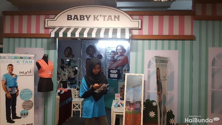 Beli gendongan dapat free gift spesial? Wih, menarik nih. Dapatkan di Festival Bunda Happy ya, Bun.