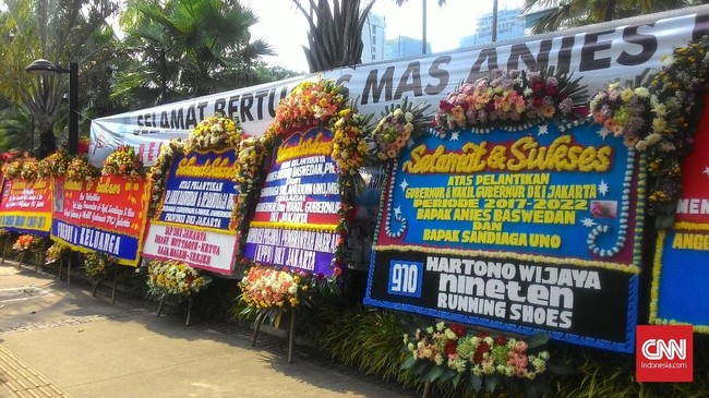 Sekitar 190 karangan bunga untuk Anies-Sandi terkumpul sejak Jumat hingga Senin pagi. Jumlah itu lebih sedikit dibandingkan karangan bunga yang diterima Djarot.