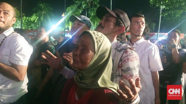 Ribuan warga DKI Jakarta tumpah di halaman Balai Kota menghadiri pesta rakyat sebagai syukuran atas kemenangan Anies Baswedan - Sandiaga Uno.