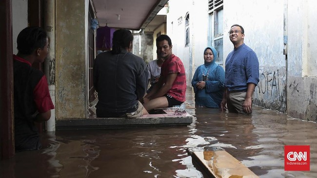 Jakarta menyambut kepemimpinan Anies Baswedan dan Sandiaga Uno dengan banjir. Warga berharap Anies-Sandi bisa lebih baik tangani persoalan banjir di ibu kota.