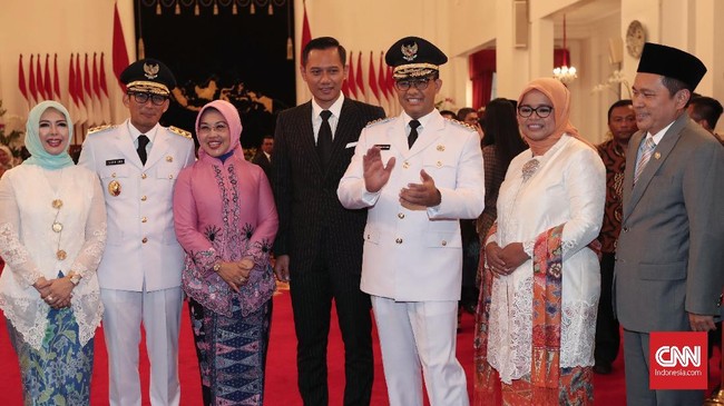 AHY Siap Bantu Anies-Sandi untuk Membangun Jakarta Sikap AHY sebagai bentuk kebesaran hati setelah dirinya kalah bertarung dengan Anies dan Sandi serta Ahok dan Djarot dalam Pilkada DKI Jakarta.