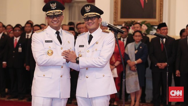 Bentrok Argumen PDIP dan Gerindra soal Paripurna Anies-Sandi Fraksi PDIP di DPRD DKI berkukuh paripurna istimewa Anies-Sandi tak wajib digelar, sementara Gerindra berpandangan sebaliknya.