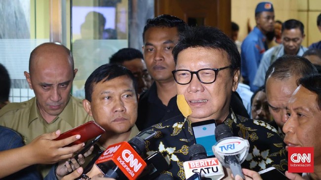 Pembubaran hanya akan dilakukan dalam keadaan tertentu, seperti ada indikasi makar dari sebuah ormas. Sejauh ini, kata Tjahjo, tak ada indikasi ke arah itu.
