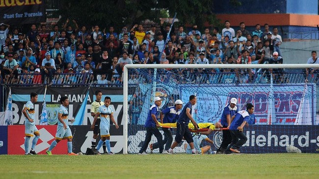 Tidak sedikit orang di dunia maya yang mengkritik kinerja tim medis yang menangani mendiang kiper Persela Lamongan Choirul Huda di Stadion Surajaya.
