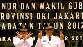 FOTO: Anies-Sandi Terima Amanah Gubernur/Wakil Gubernur DKI