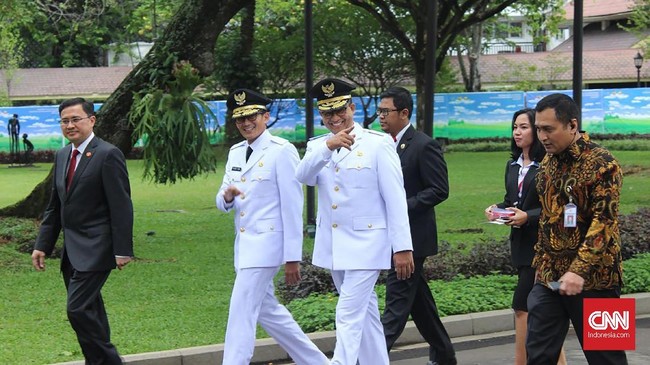 Hanya mereka yang punya undangan bisa masuk ke tempat sertijab Anies-Sandi, karena pengamanan kendor, puluhan warga bisa masuk ke Gedung Balai Kota.