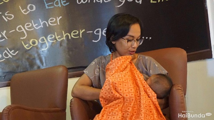 Menyemangati ibu menyusui juga bisa melalui lagu lho. Contohnya lagu sederhana yang satu ini.