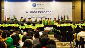 Memupus Mendung, Sarjana Perdana di Surya University