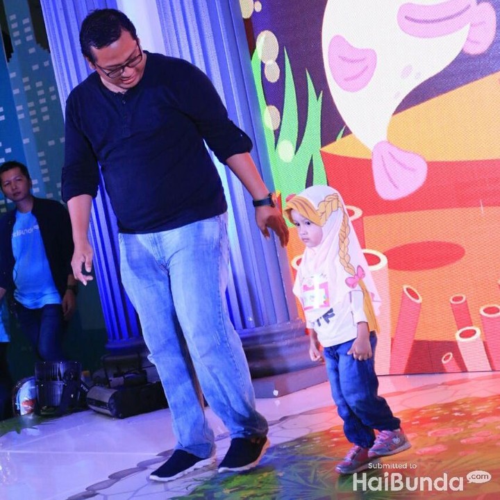 <p>"Yuk, Nak dance Baby Shark," kata si ayah.<br /><br /></p>