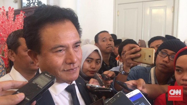 Yusril heran dengan langkah SBY menemui Presiden Joko Widodo untuk meminta revisi UU Ormas. Demokrat seharusnya mengajukan draf revisi di DPR.