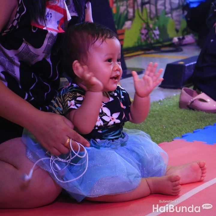 <p>"Ngelihatin siapa sih, Nak?”   </p>