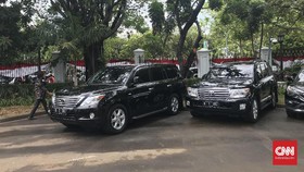 Jelang Pelantikan, Mobil Dinas Menanti Anies-Sandi