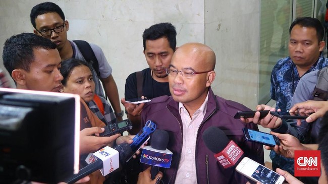 Wakil Ketua Komisi III DPR Desmond Junaidi mengaku tak bisa dipaksa untuk memasukkan hukuman mati bagi koruptor di RKUHP seperti usul Menko Polhukam Mahfud MD.