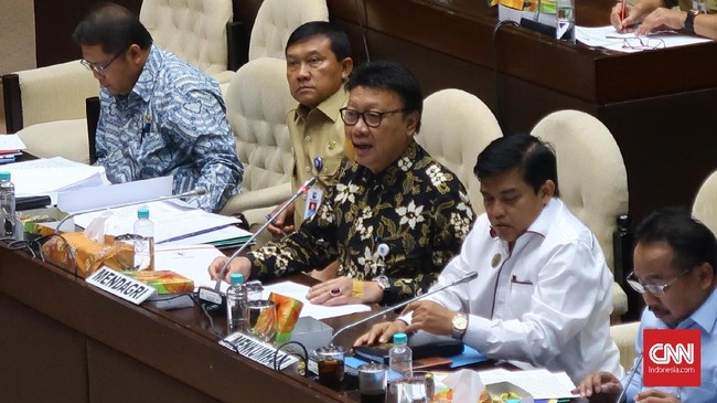 Jalan tengah yang ditawarkan dalam pembahasan Perppu Ormas adalah revisi UU hasil pengesahan Perppu Ormas.