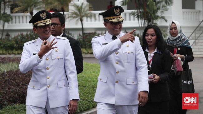 Anies Baswedan dan Sandiaga Uno menghabiskan hari perdananya di Balai Kota dengan berkenalan jajaran satuan kerja perangkat daerah Pemprov DKI.
