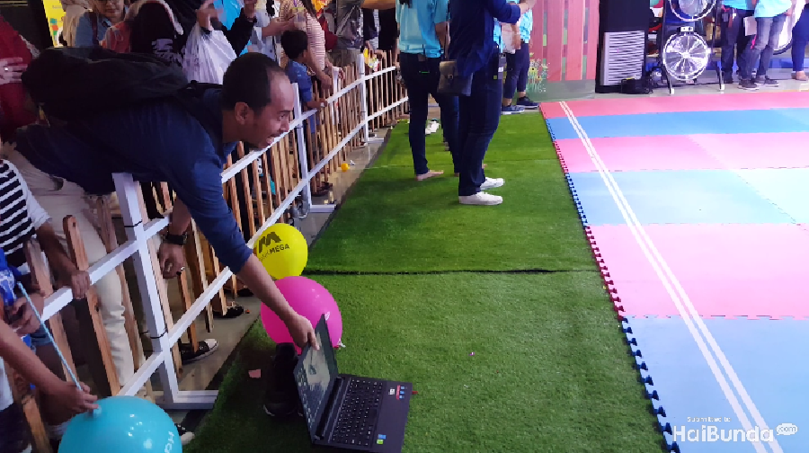 Kocak! Laptop pun Jadi 'Pancingan' agar Bayi Mau Merangkak