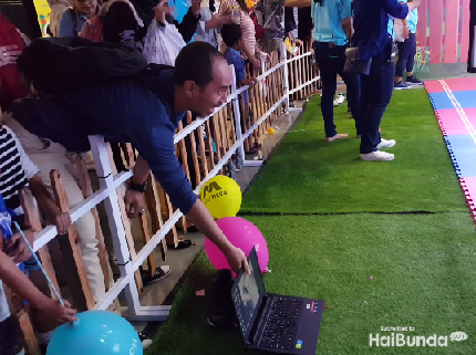 Kocak! Laptop pun Jadi 'Pancingan' agar Bayi Mau Merangkak