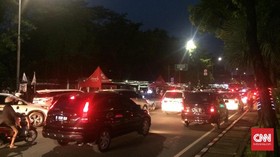 Jelang Pesta Rakyat Anies-Sandi, Warga Padati Balai Kota