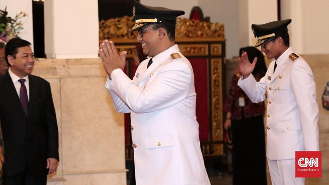 Anies Baswedan memberi pidato pertamanya usai sertijab Gubernur DKI Jakarta. Pidato ini disampaikan dalam Pesta Rakyat di Balai Kota DKI.