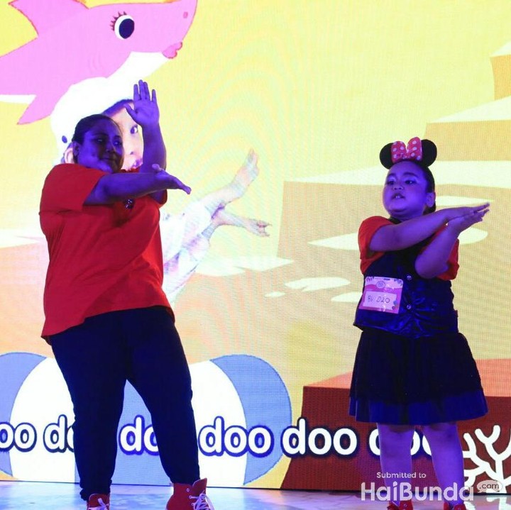 <p>Nggak cuma anak, bundanya boleh banget kok ikut ber-Baby Shark dance di panggung.<br /><br /></p>