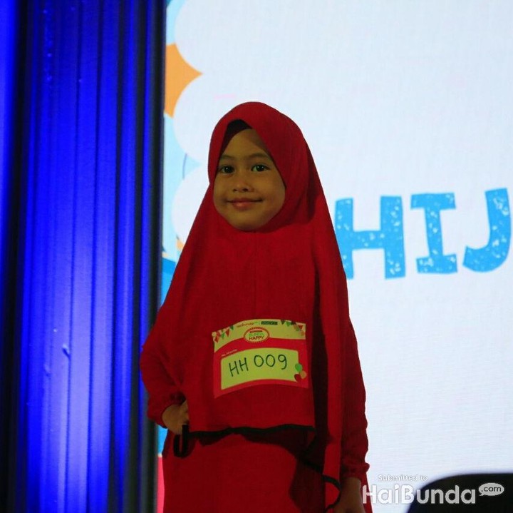 <p>Manis banget senyumnya, Nak.  </p>