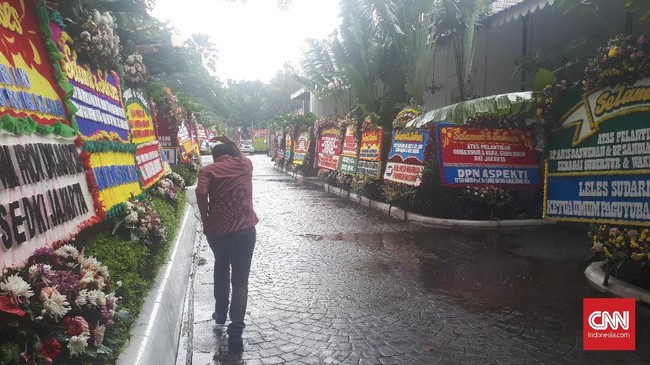 Jelang pelantikan Anies Baswedan dan Sandiaga Uno, kawasan Monas diguyur hujan berintensitas sedang. Aktivitas persiapan menyambut Gubernur baru sempat terhenti