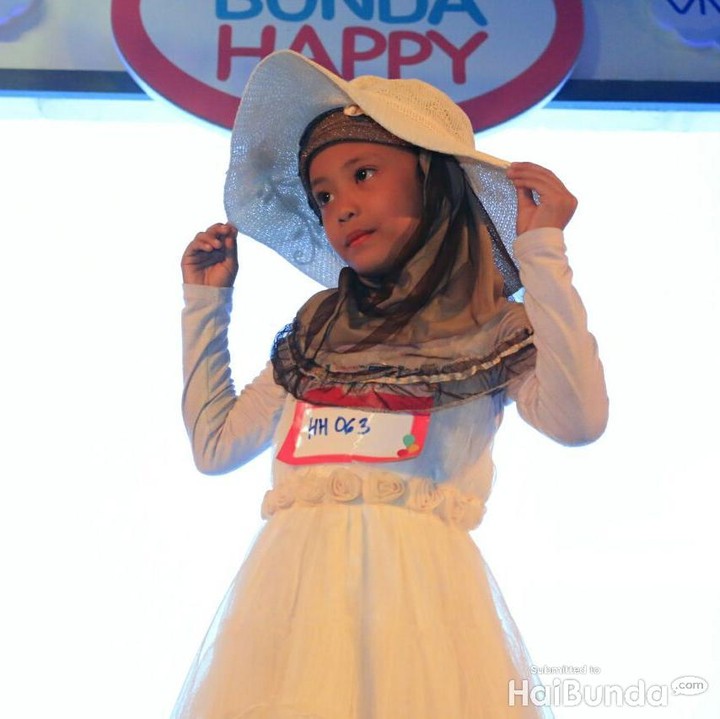 <p>Ada yang pakai topi juga lho.</p>