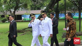Kelakar Habis Bensin, Anies-Sandi Tak Pakai Mobil Dinas