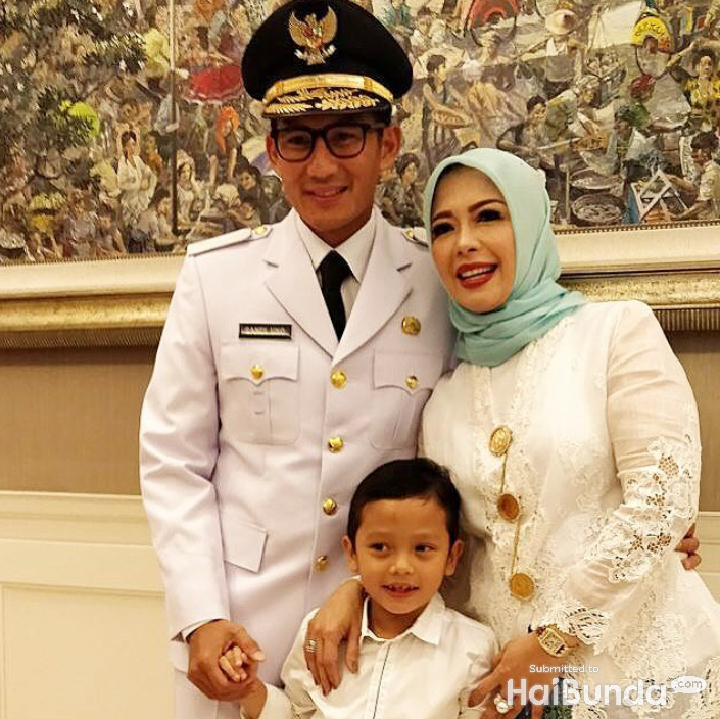 <p>Bersama si kecil yang ikut dalam gubernur dan wakil gubernur DKI Jakarta yang baru.  (Foto: Instagram @sandiuno)</p>